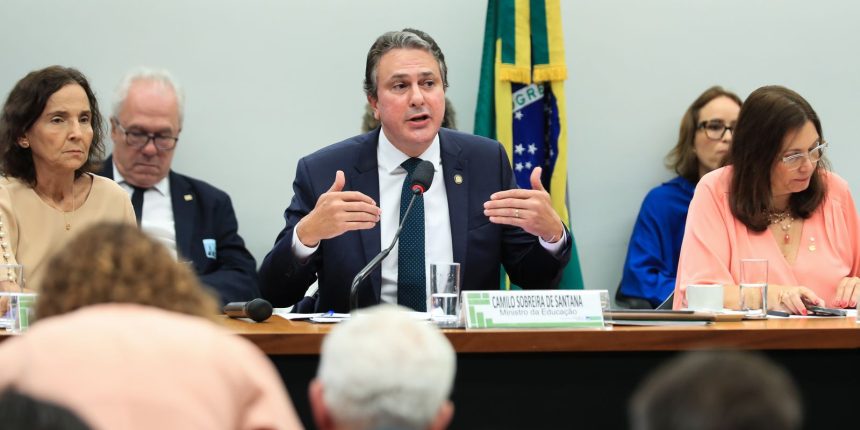 Questões do Enem não têm interferência do governo, garante ministro