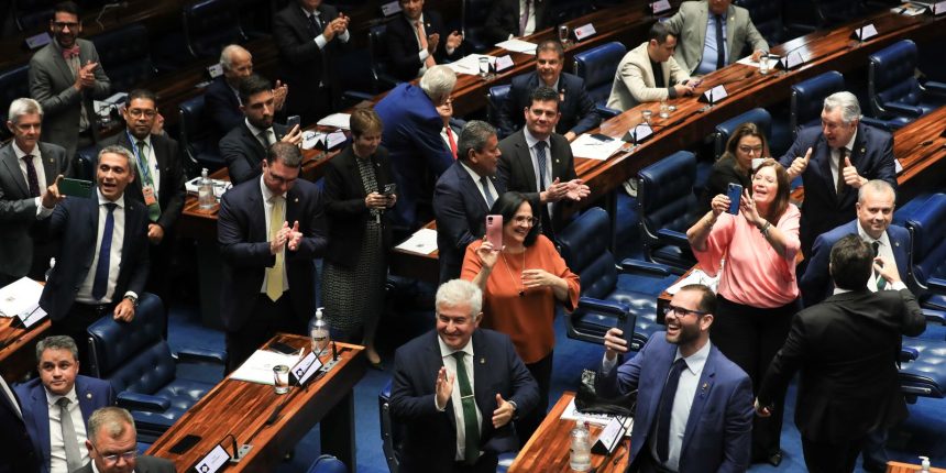 Senado aprova PEC que limita decisões individuais de ministros do STF