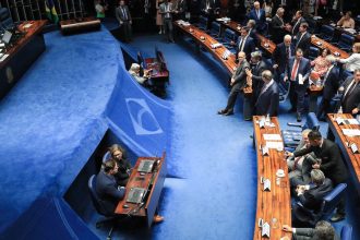 Senado aprova calendário para acelerar PEC que limita decisões do STF