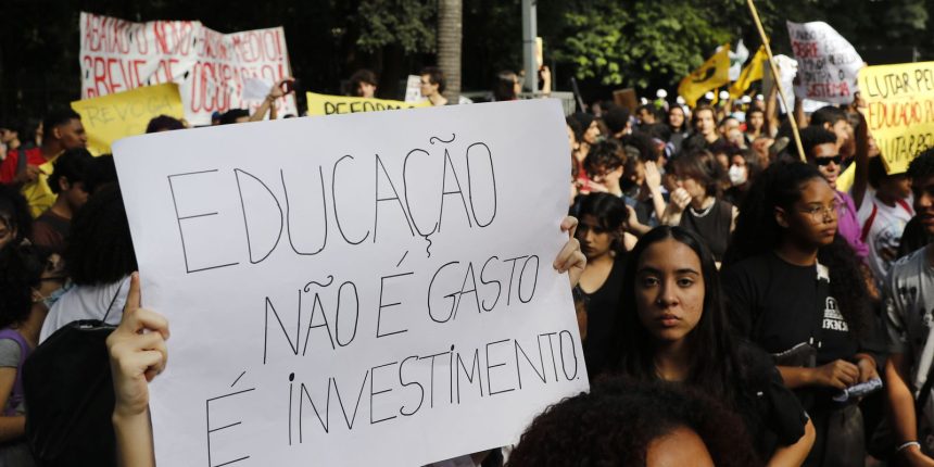 MEC pede 2,4 mil horas de formação básica no ensino médio