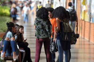 Pesquisa aponta distorções entre negros e brancos na educação