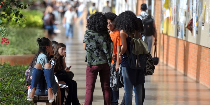 Pesquisa aponta distorções entre negros e brancos na educação