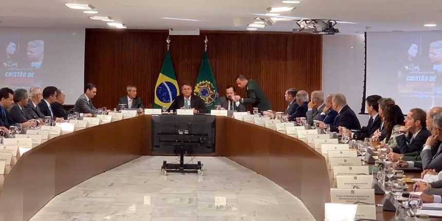 Em vídeo, Bolsonaro orienta ministros a questionar urnas e Judiciário