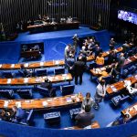 De pai para filho: homens e herdeiros políticos são maioria no Senado