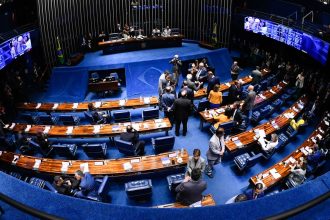 De pai para filho: homens e herdeiros políticos são maioria no Senado