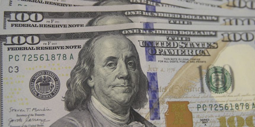 Dólar aproxima-se de R$ 5 com dados econômicos no Brasil e nos EUA