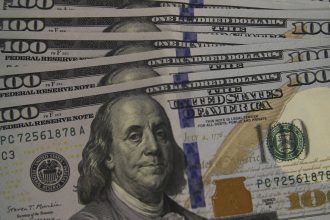 Dólar cai para R$ 4,97 após decisão de Banco Central americano