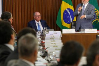 "Falta muito para fazer", diz Lula ao abrir reunião ministerial