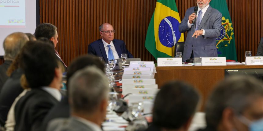 "Falta muito para fazer", diz Lula ao abrir reunião ministerial