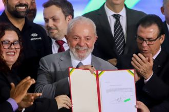 Lula assina projeto que regula atividade de motoristas de aplicativo