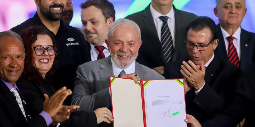 Lula assina projeto que regula atividade de motoristas de aplicativo