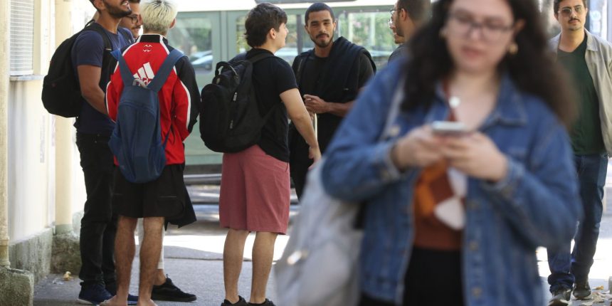 Quase 10 milhões de jovens sem ensino básico estão fora da escola