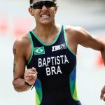 Triatleta Luisa Baptista dá primeiros passos após sofrer atropelamento