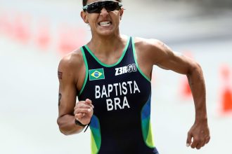 Triatleta Luisa Baptista dá primeiros passos após sofrer atropelamento