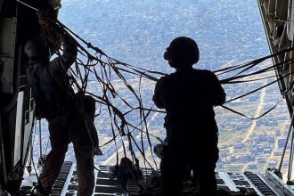 Vista de voo de ajuda militar dos EUA mostra destruição em Gaza