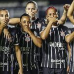 Abertura de rodada do Brasileirão Feminino é marcada por protestos