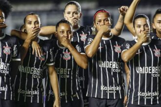 Abertura de rodada do Brasileirão Feminino é marcada por protestos