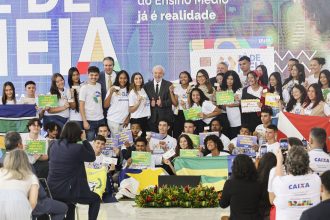 Brasil tem eterna dívida com a educação, diz Lula