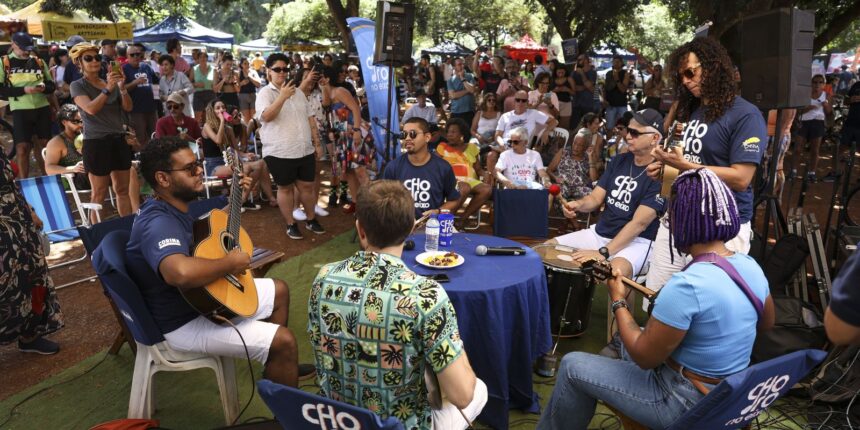 Brasília comemora 64 anos com roda de choro na rua