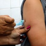 Com doses próximas do vencimento, Saúde amplia vacinação contra dengue