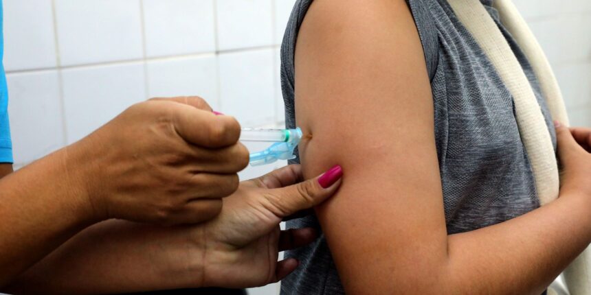 Com doses próximas do vencimento, Saúde amplia vacinação contra dengue