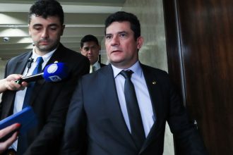 Desembargador pede vista e suspende julgamento de Moro