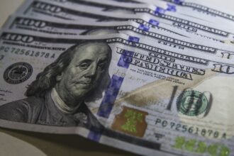 Dólar cai para R$ 5,19, mas sobe 1,53% na semana