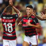 Flamengo derrota São Paulo e assume liderança do Brasileiro