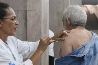 RJ: casos de covid-19 registram queda; atendimento por gripe aumenta