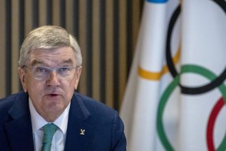 Rússia intensifica críticas a Thomas Bach, presidente do COI