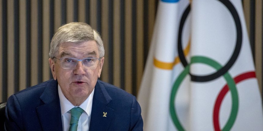 Rússia intensifica críticas a Thomas Bach, presidente do COI