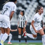 Corinthians bate Botafogo e mantém liderança do Brasileiro Feminino