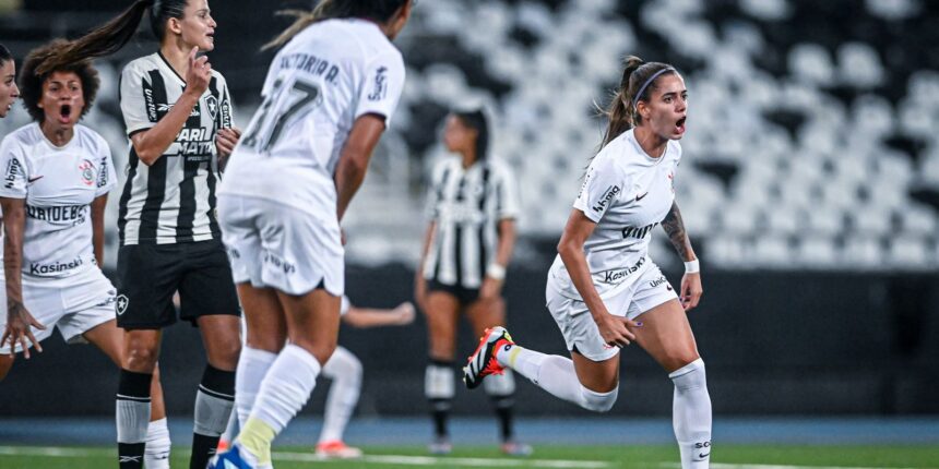 Corinthians bate Botafogo e mantém liderança do Brasileiro Feminino