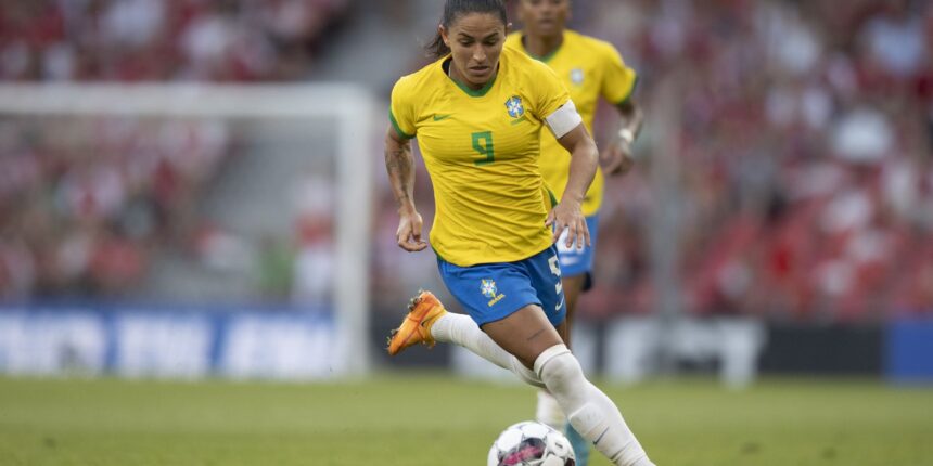 Debinha, Bruninha e Laís Estevam são convocadas para a seleção