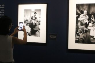 Exposição mostra olhar de Sebastião Salgado sobre Revolução dos Cravos