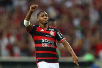 Flamengo afasta crise com vitória de 2 a 0 contra Timão no Brasileiro