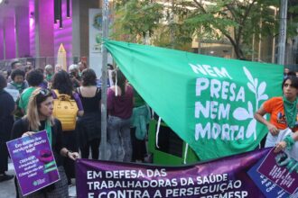 Manifestantes em SP acusam Cremesp de criminalizar aborto legal