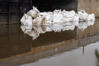 Prefeitura usa sacos para fechar comportas danificadas em Porto Alegre