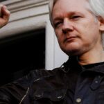 Assange tem recepção calorosa em desembarque na Austrália