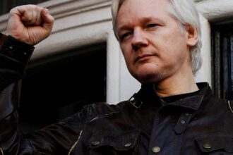 Assange tem recepção calorosa em desembarque na Austrália