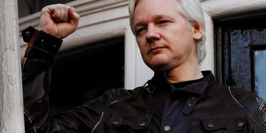 Assange tem recepção calorosa em desembarque na Austrália