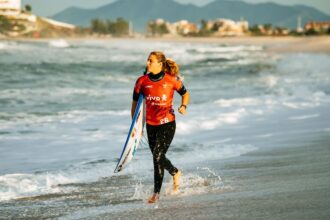 Circuito Mundial de Surfe chega à praia de Itaúna, em Saquarema