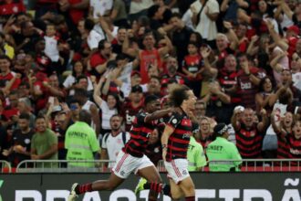 Flamengo arranca vitória sobre o Bahia para liderar o Brasileiro