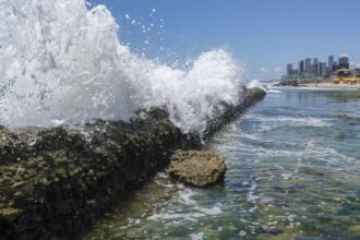 Governo quer barrar projeto que pode privatizar acesso a praias