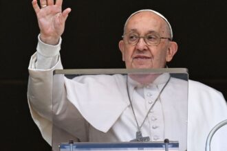 Haddad presenteia papa Francisco com cuia de chimarrão