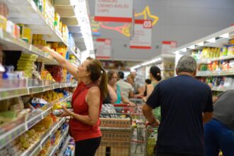 Intenção de consumo das famílias cresce pelo terceiro mês