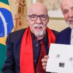 Lula lança selo dos Correios em celebração a obra de Paulo Coelho