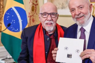 Lula lança selo dos Correios em celebração a obra de Paulo Coelho