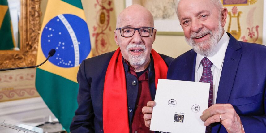 Lula lança selo dos Correios em celebração a obra de Paulo Coelho