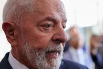 Lula reclama de burocracia e pede “resposta imediata” ao RS